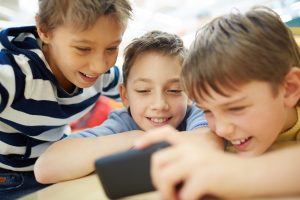 Niños usando smartphone